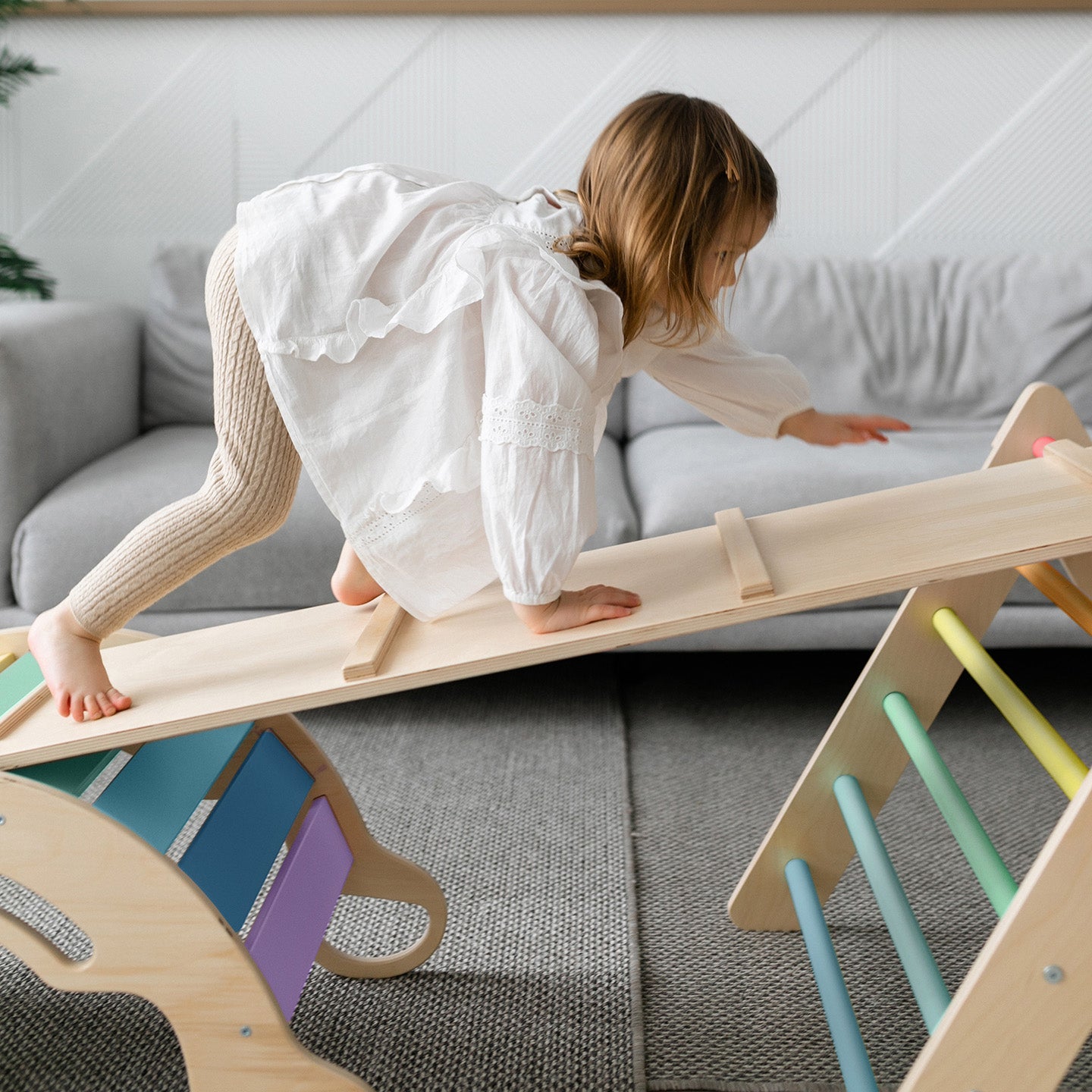 BusyKids Pikler groot set – driehoek, 2 planken & balanswip – regenboog – productbeeld 4