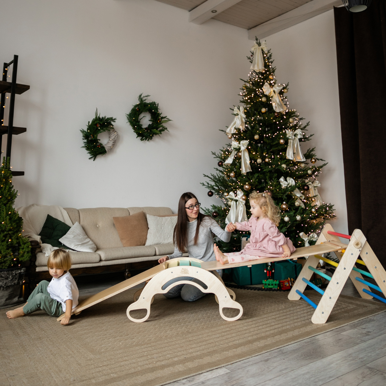 BusyKids Pikler groot set – driehoek, 2 planken & balanswip – regenboog – productbeeld 5