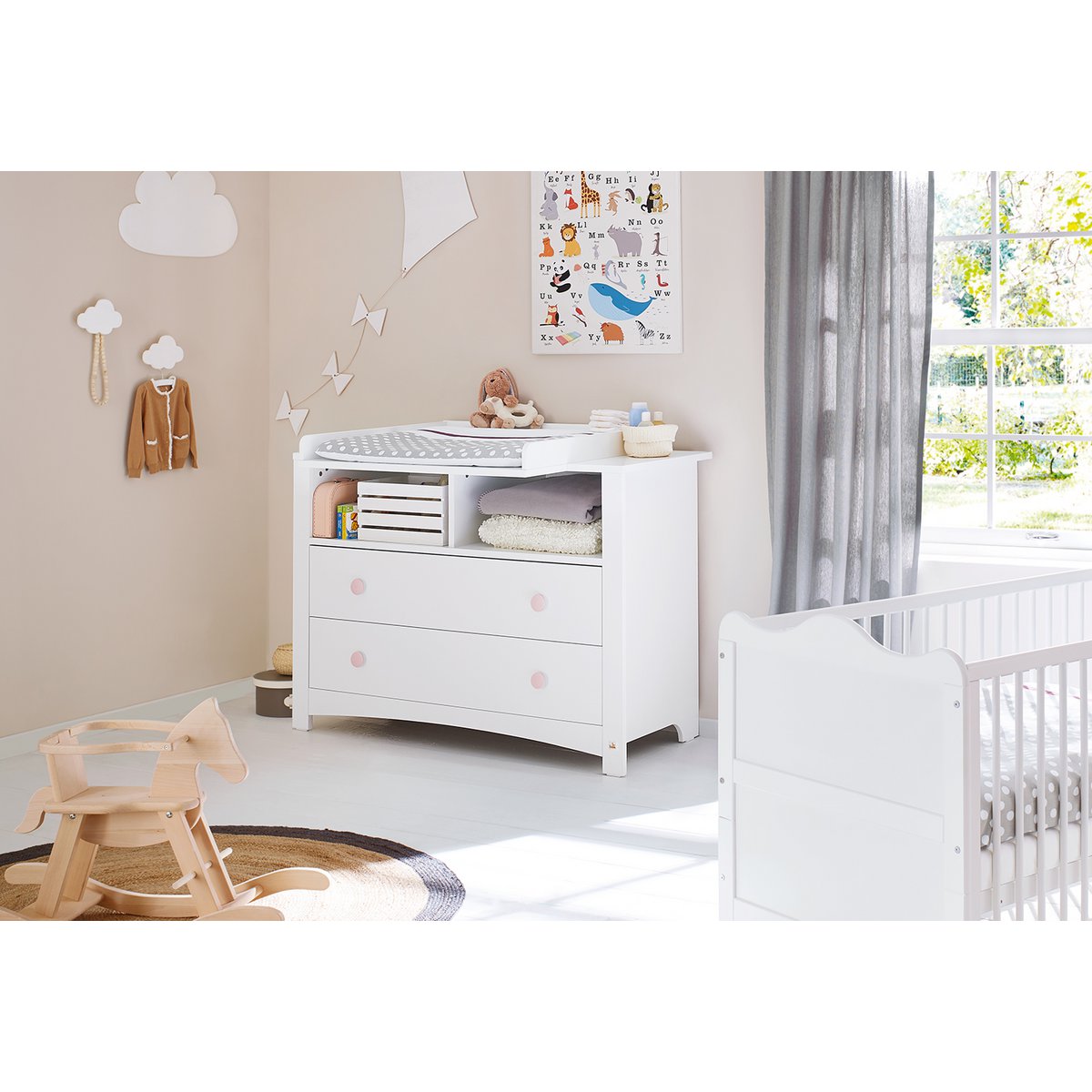 Extra brede Florentina commode met verschoonopzet in een babykamer