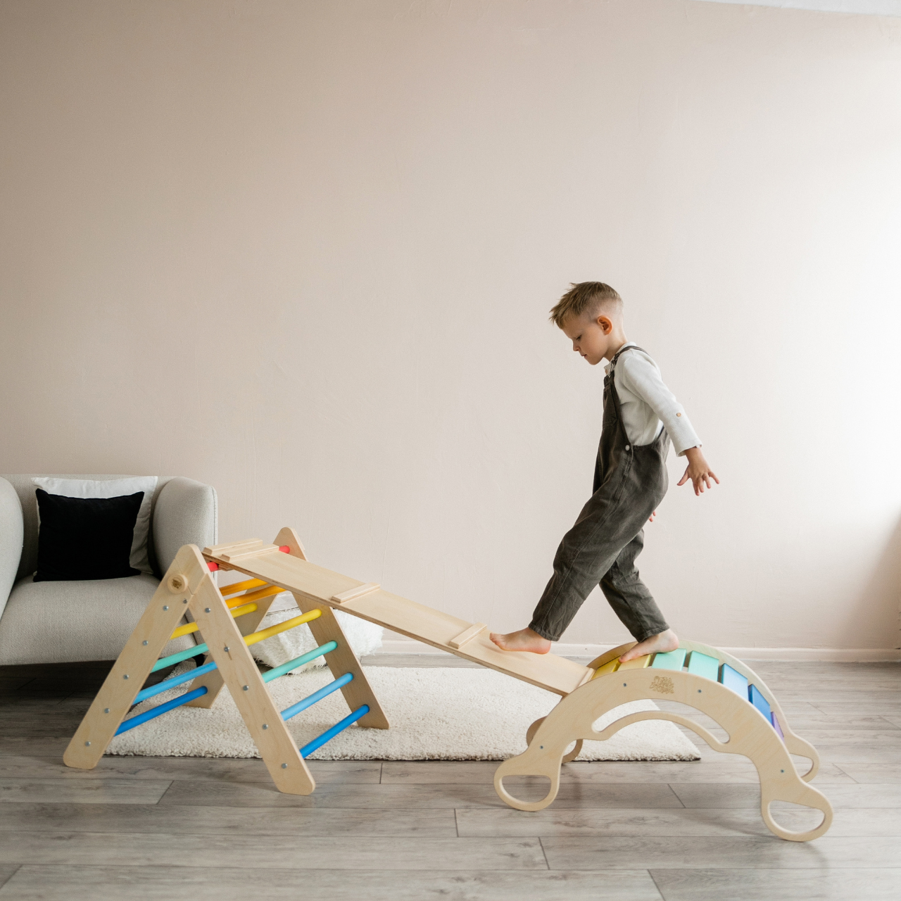 BusyKids Pikler set – driehoek, plank & balanswip – regenboog – productbeeld 3