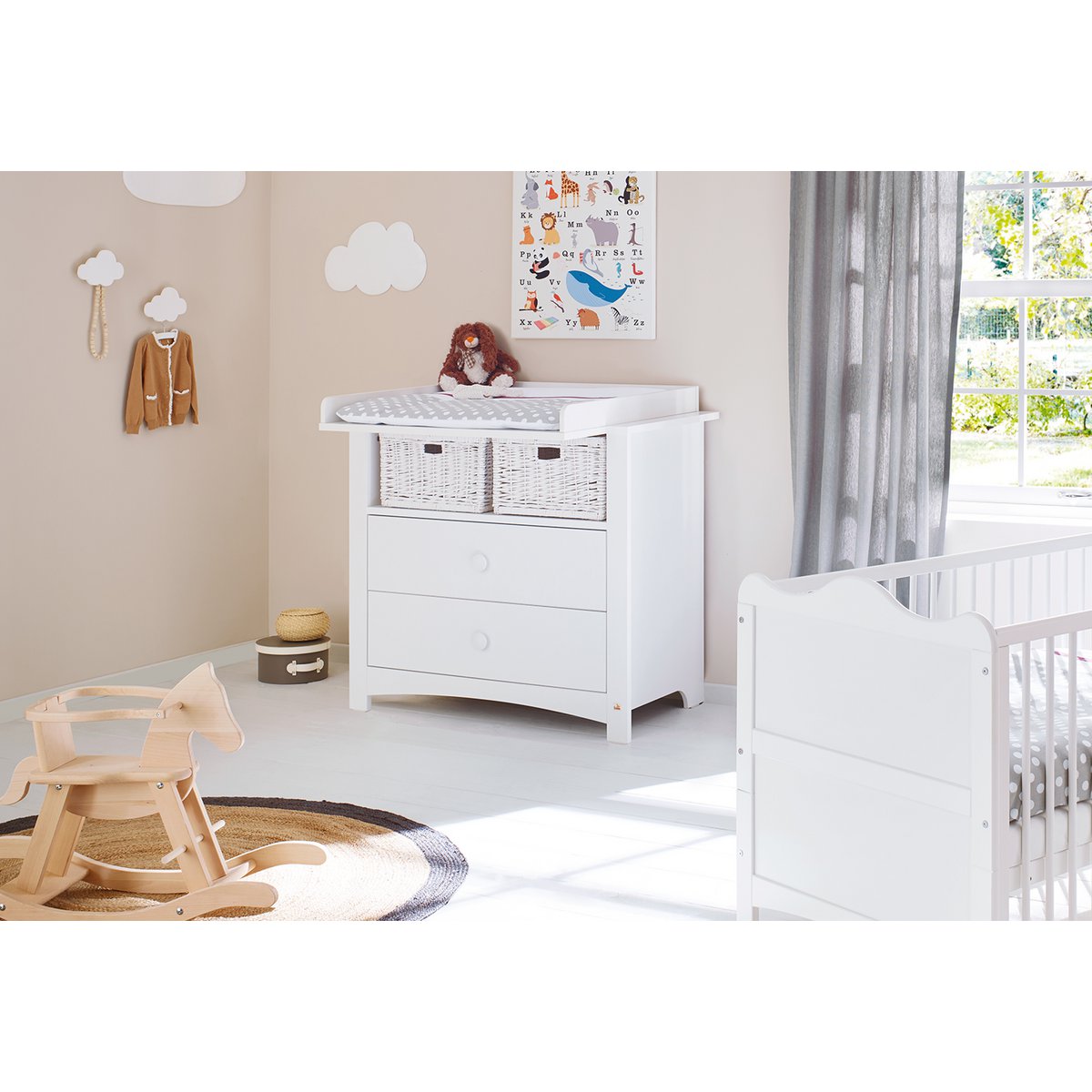 Brede Florentina commode met verschoonopzet in een babykamer