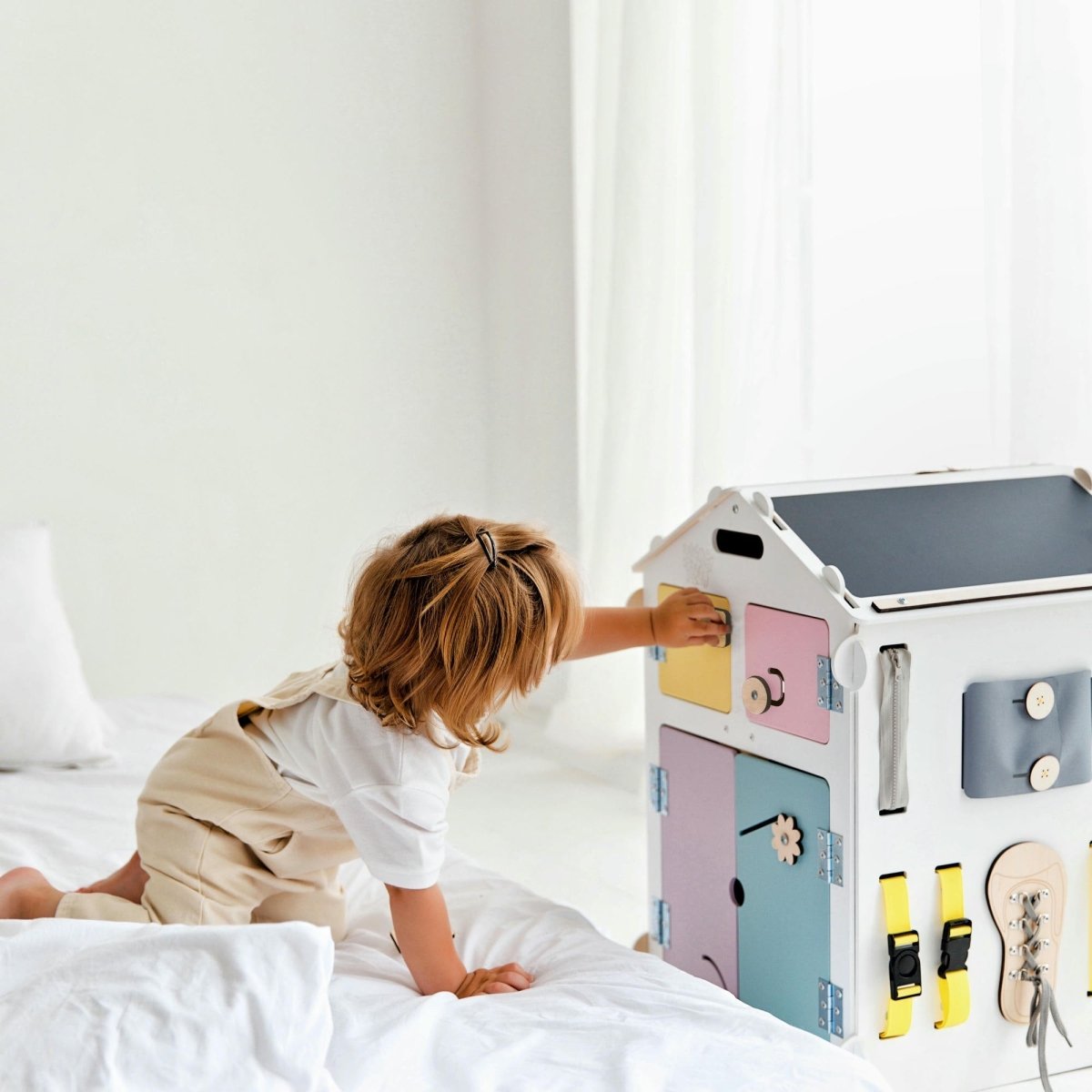 BusyKids set – Busy Board speelhuisje wit/pastel met creatieve kubus-Speelhuisje set