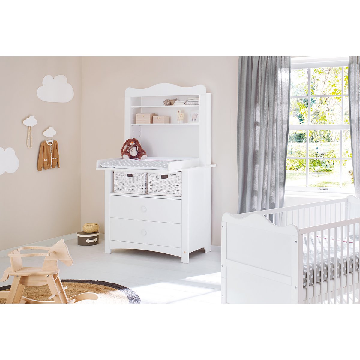 Brede Florentina commode met opzetstuk in een ingerichte babykamer