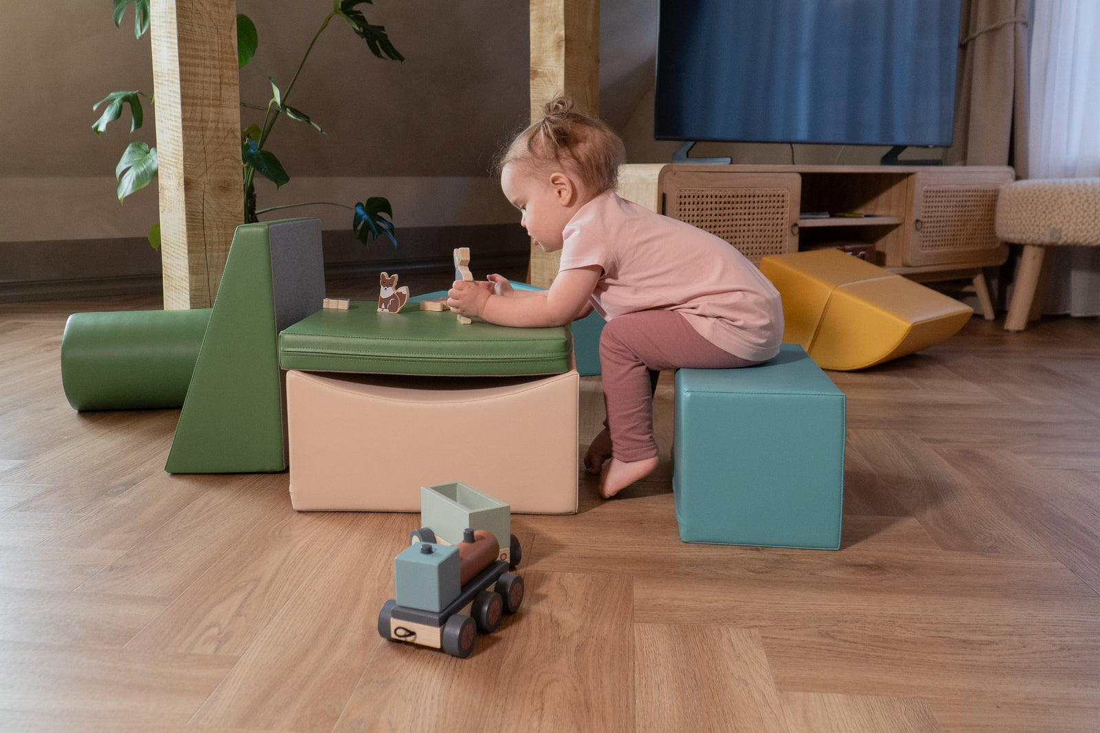 Kind speelt met de IGLU Adventurer soft play set SET_33_09 in huis