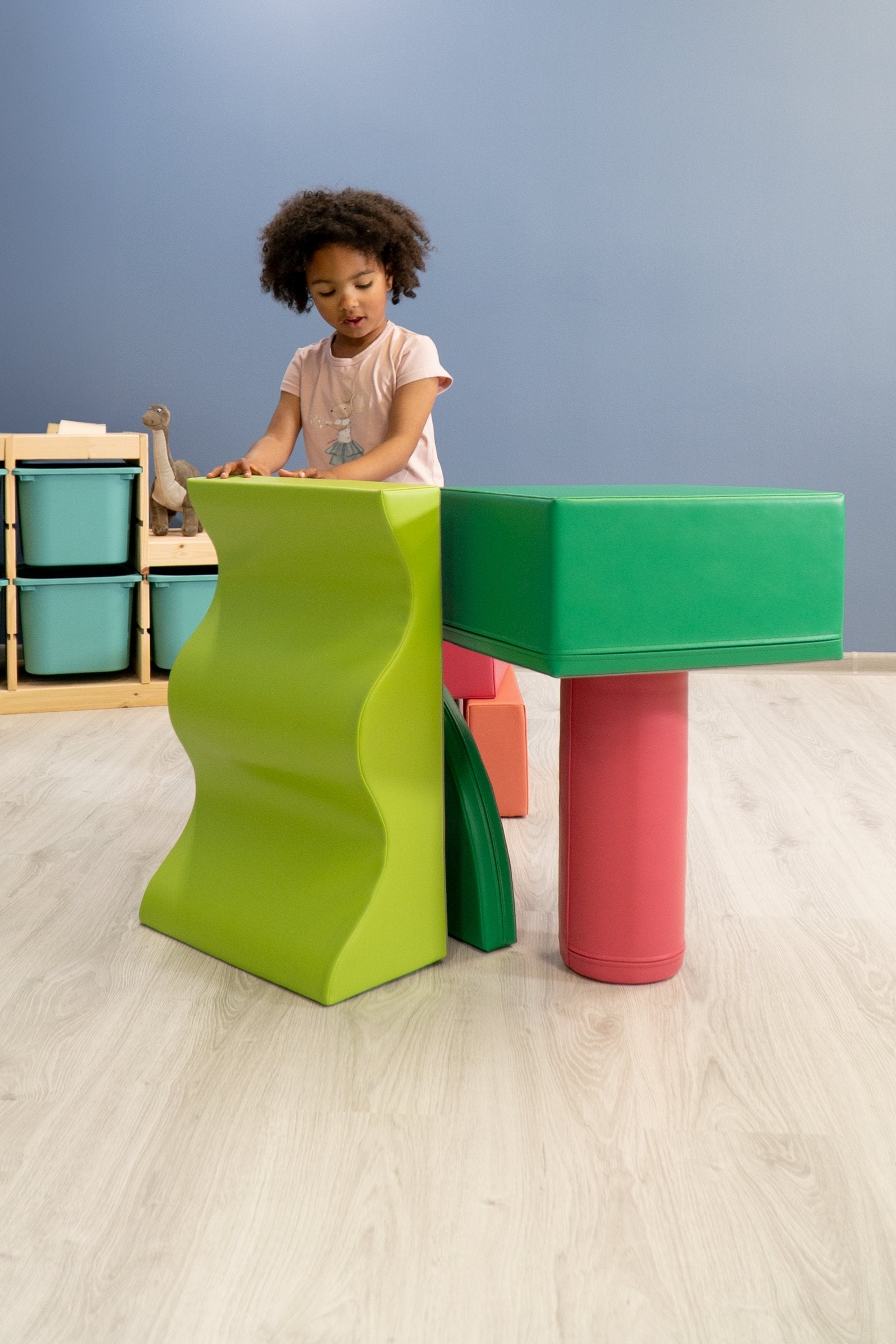 Kind bouwt en speelt met de losse foamvormen van de IGLU Explorer soft play set