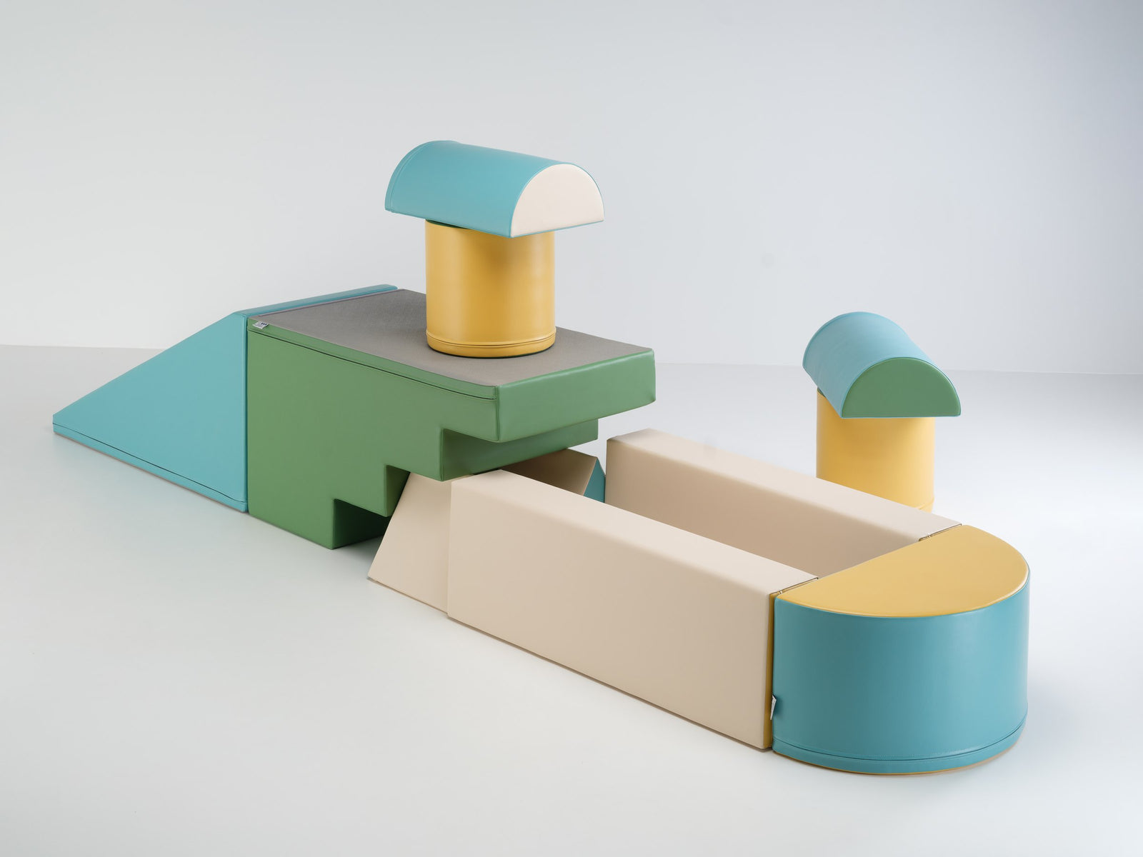 IGLU Mega Fort foamblokken in pastelkleuren, opgebouwd als laag speelparcours