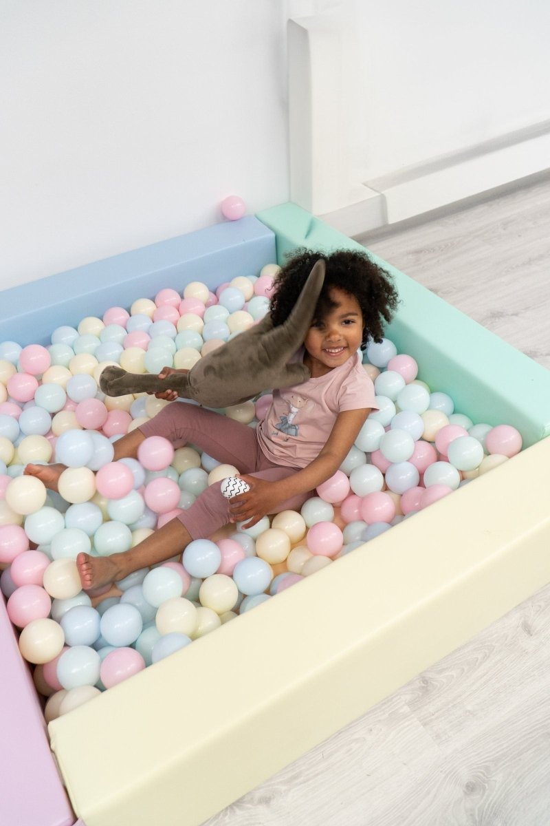 IGLU Square Ball Pit BALL_PIT_04S_06 in pastelkleuren gevuld met zachte ballen