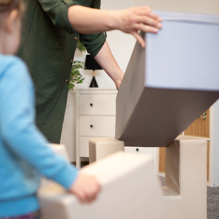 Ouder toont Soft Play Activiteitenset - Balance Bridge aan een kind