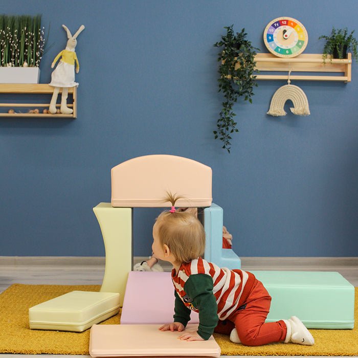 Kind speelt met Soft Play Set - Little Crawler