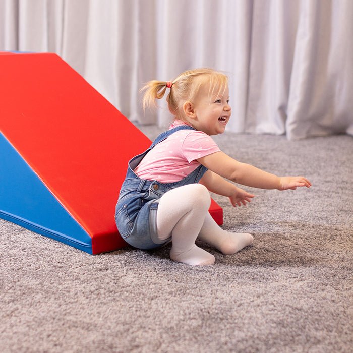 Kind speelt met Soft Play Trap- en Glijbaanset - Mega Fun Slider