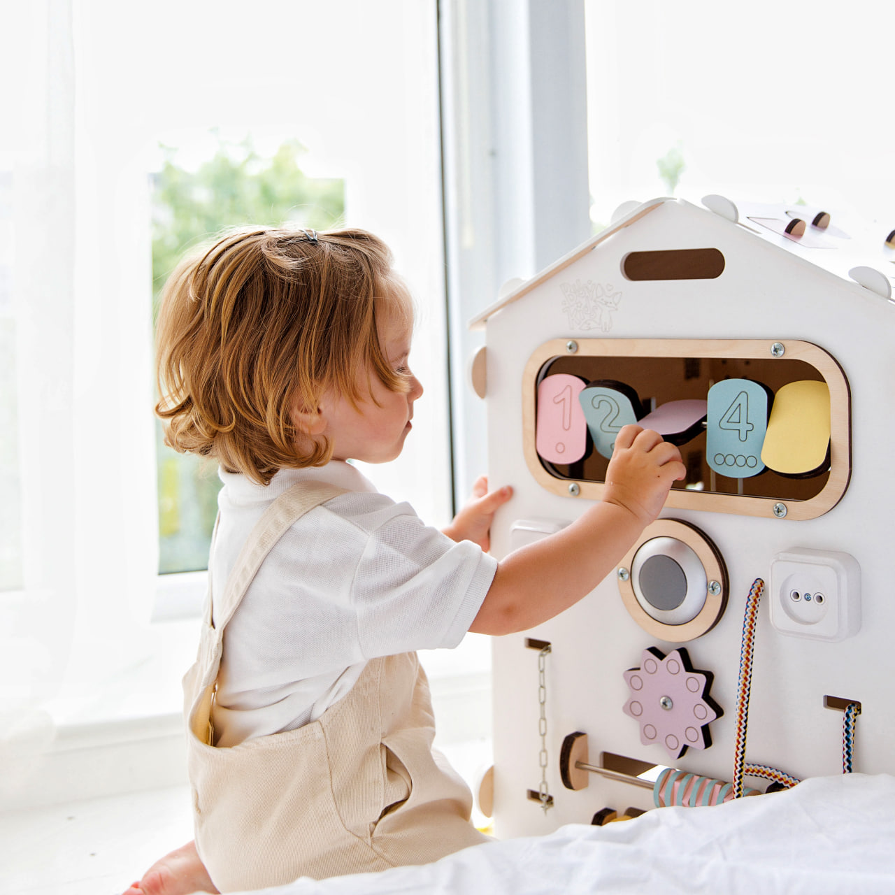 BusyKids Busy Board speelhuisje – wit/pastel, limited edition