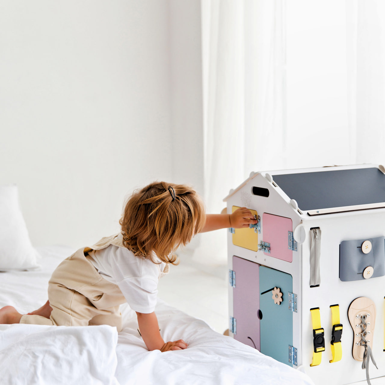 BusyKids Busy Board speelhuisje – wit/pastel, limited edition