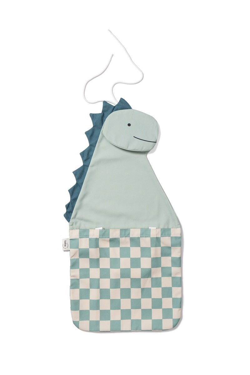 Toto Dino an einer Garderobe im Flur aufgehängt