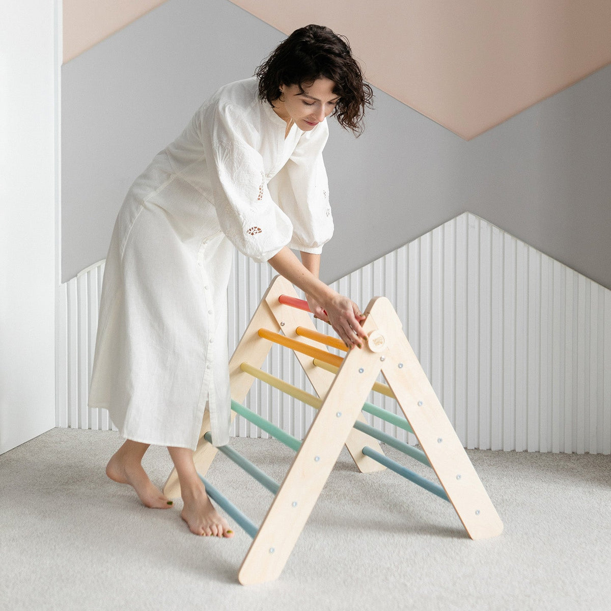 BusyKids Pikler klimdriehoek met plank – regenboog – productbeeld 8