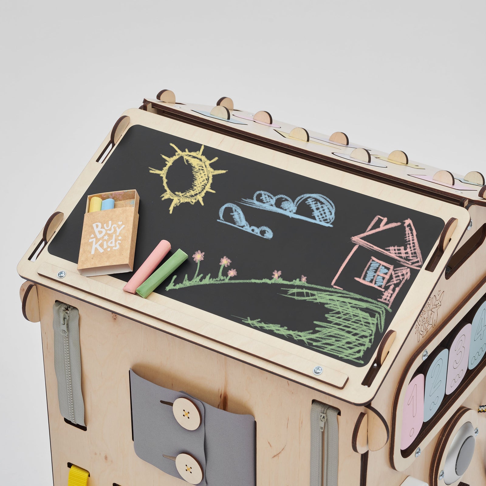 BusyKids set – Busy Board speelhuisje naturel/pastel met creatieve kubus