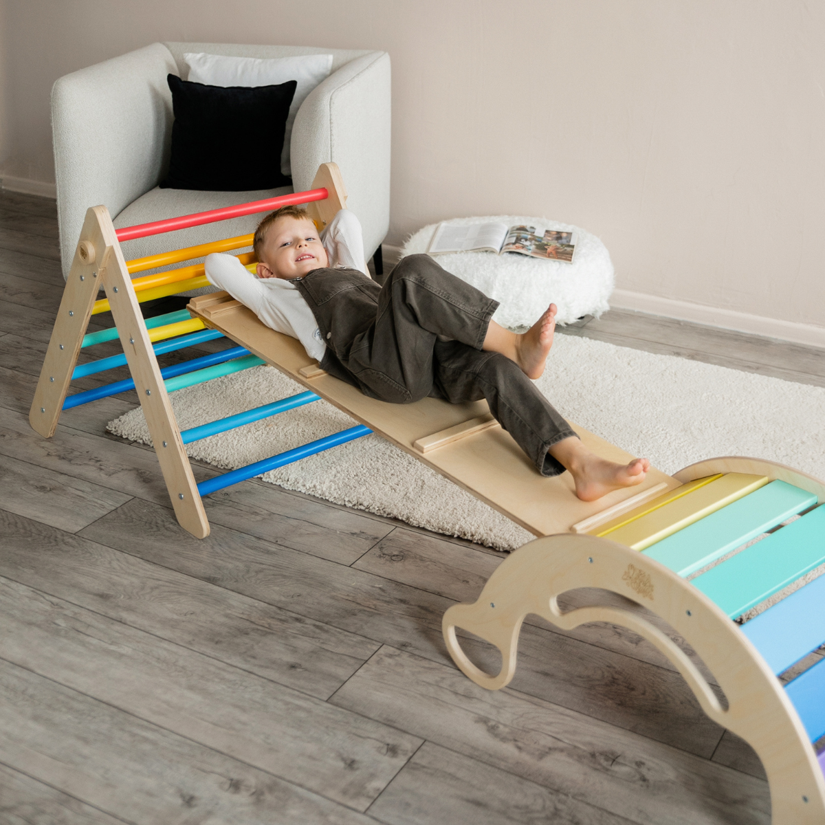 BusyKids Pikler set – driehoek, plank &amp; balanswip – regenboog – productbeeld 5