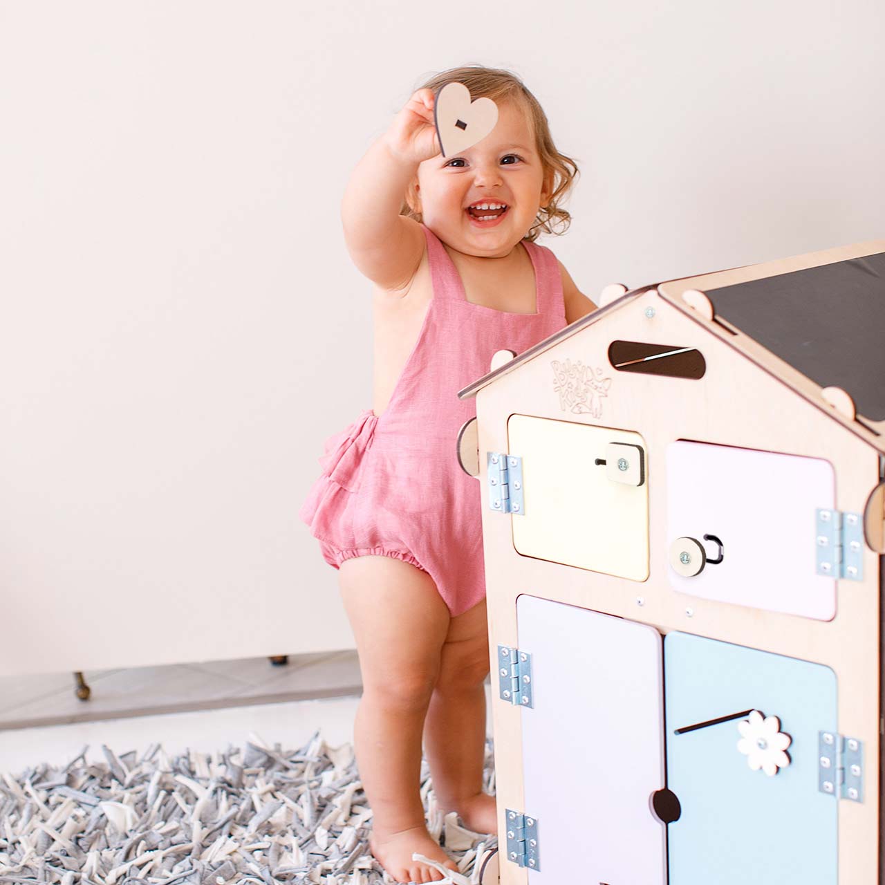 BusyKids set – Busy Board speelhuisje naturel/pastel met creatieve kubus