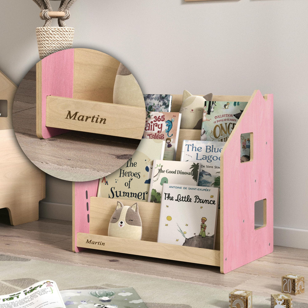 Kind bij BusyKids Montessori boekenkast – zachtblauw/roze in de kinderkamer