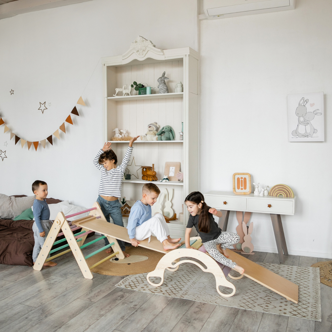 BusyKids Pikler groot set – driehoek, 2 planken & balanswip – regenboog – productbeeld 26