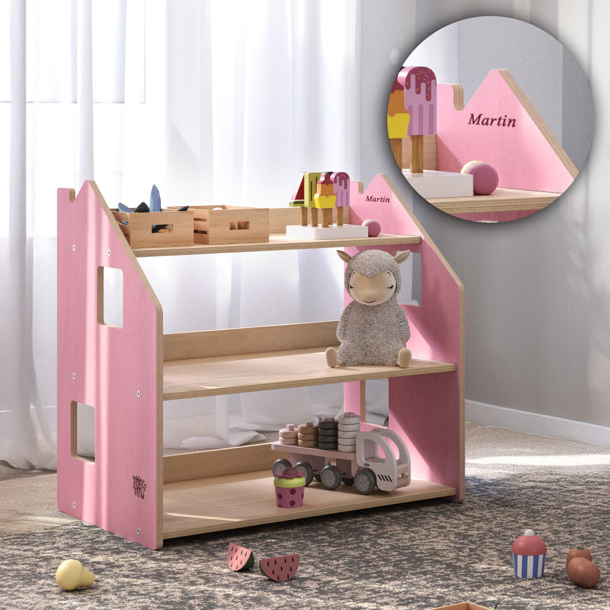 Kind bij BusyKids speelgoedrek – zachtblauw/roze in de kinderkamer