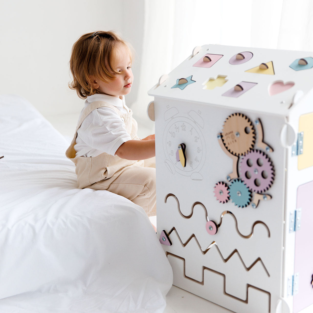 BusyKids Busy Board speelhuisje – wit/pastel, limited edition