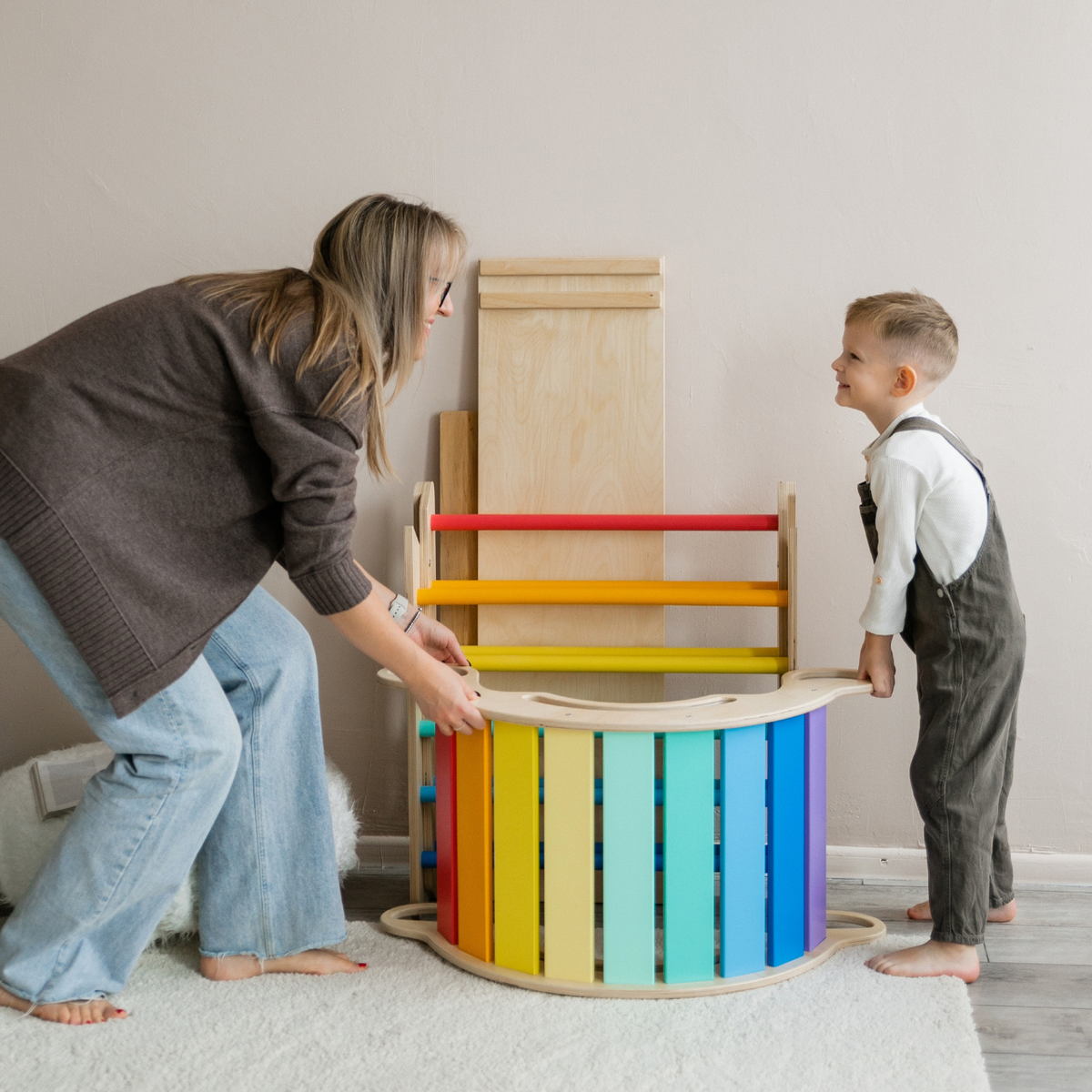BusyKids Pikler set – driehoek, plank &amp; balanswip – regenboog – productbeeld 12