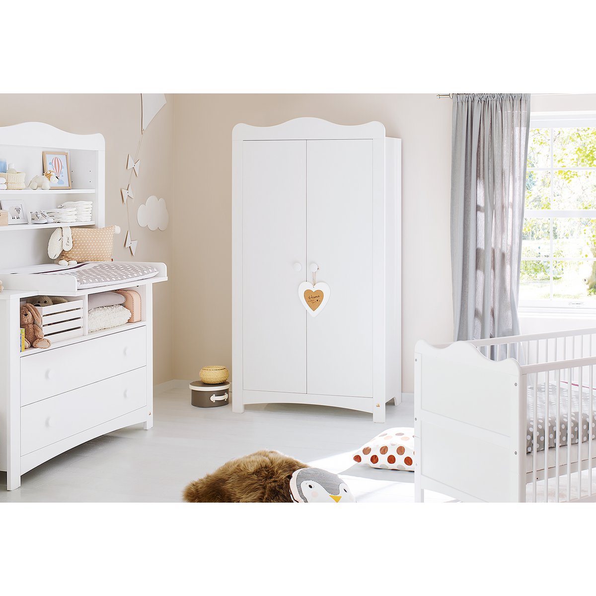 Florentina 2-deurs kledingkast in een ingerichte babykamer