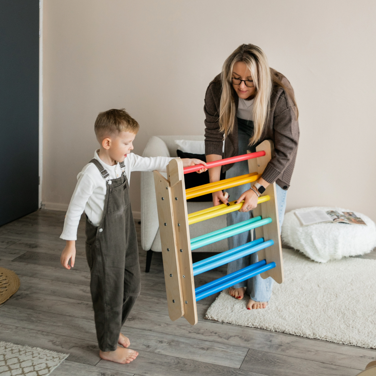 BusyKids Pikler set – driehoek, plank & balanswip – regenboog – productbeeld 13