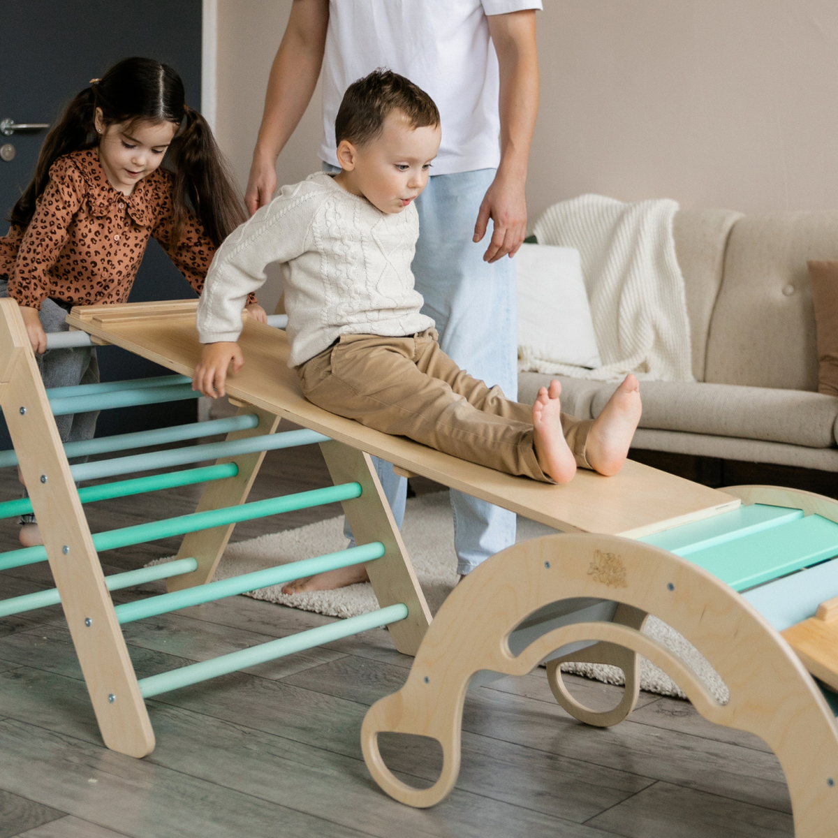 BusyKids Pikler set – driehoek, plank &amp; balanswip – regenboog – productbeeld 19