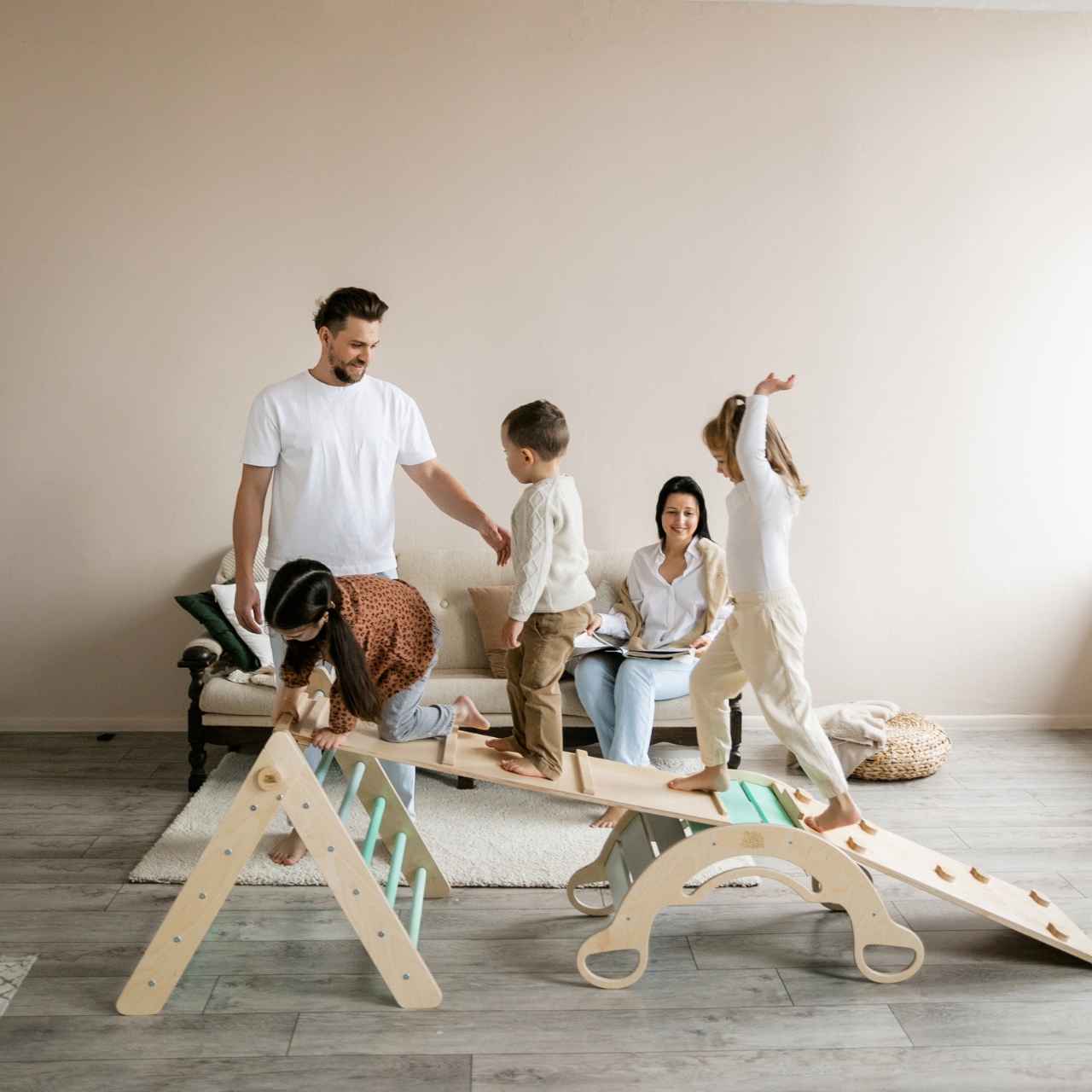 BusyKids Pikler groot set – driehoek, 2 planken & balanswip – regenboog – productbeeld 19