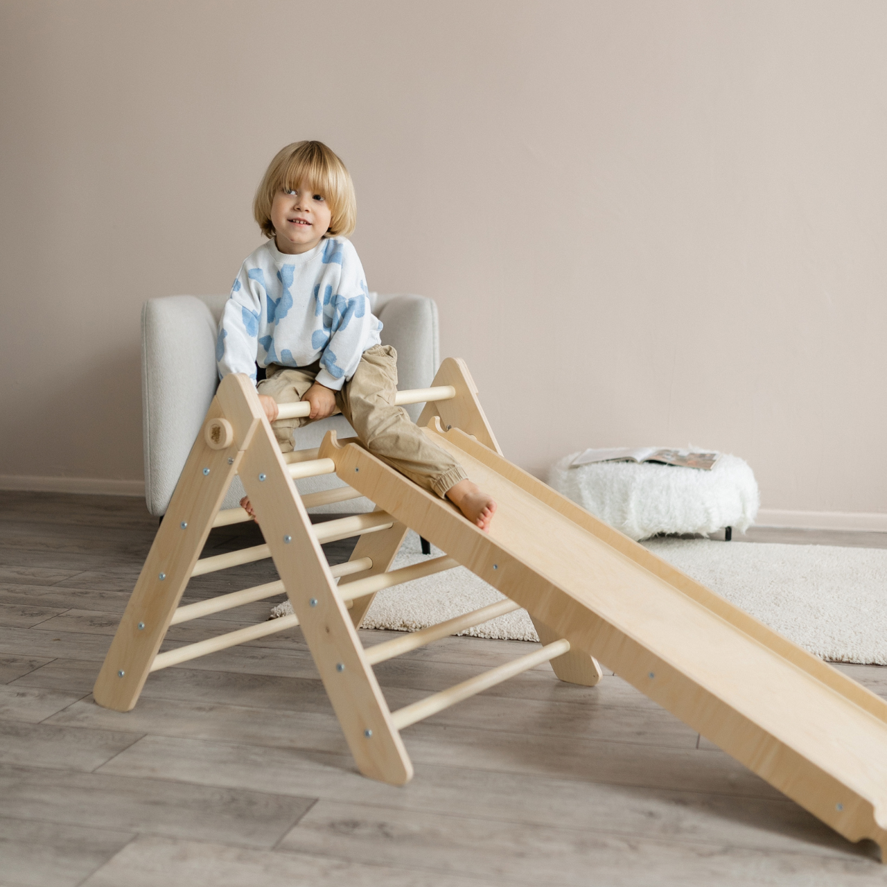 BusyKids Pikler klimdriehoek met plank – regenboog – productbeeld 32