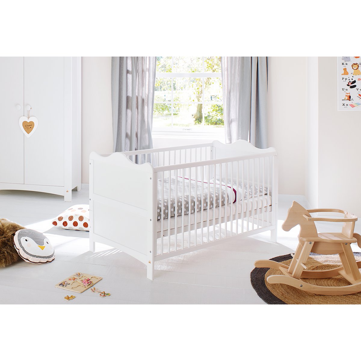 Florentina ledikant in een ingerichte babykamer
