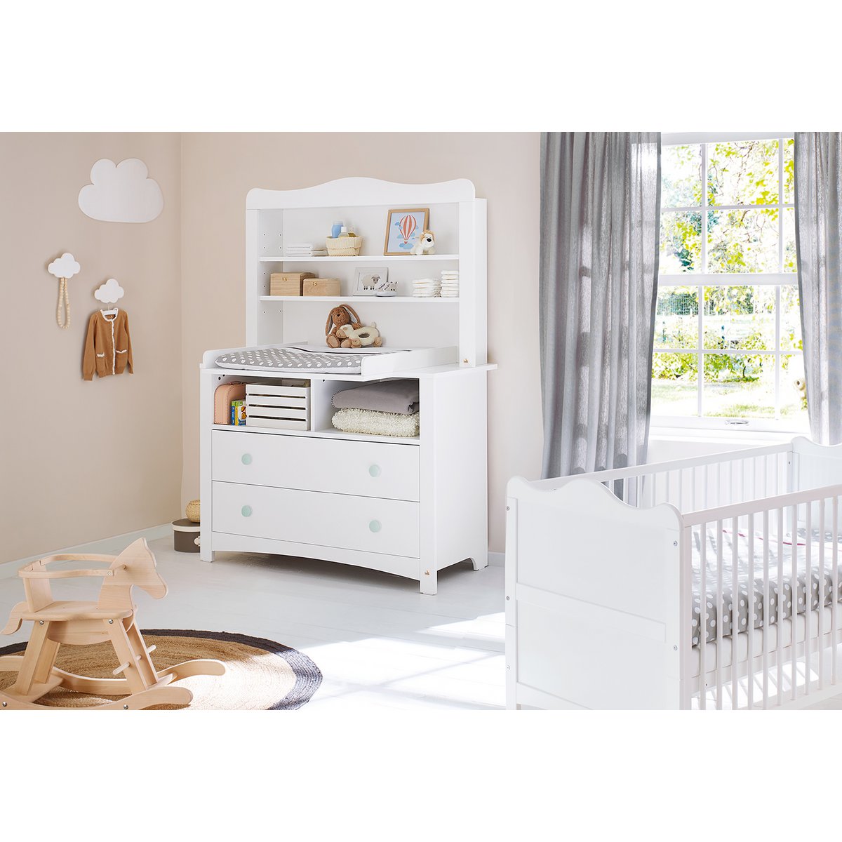Extra brede Florentina commode met opzetstuk in een babykamer