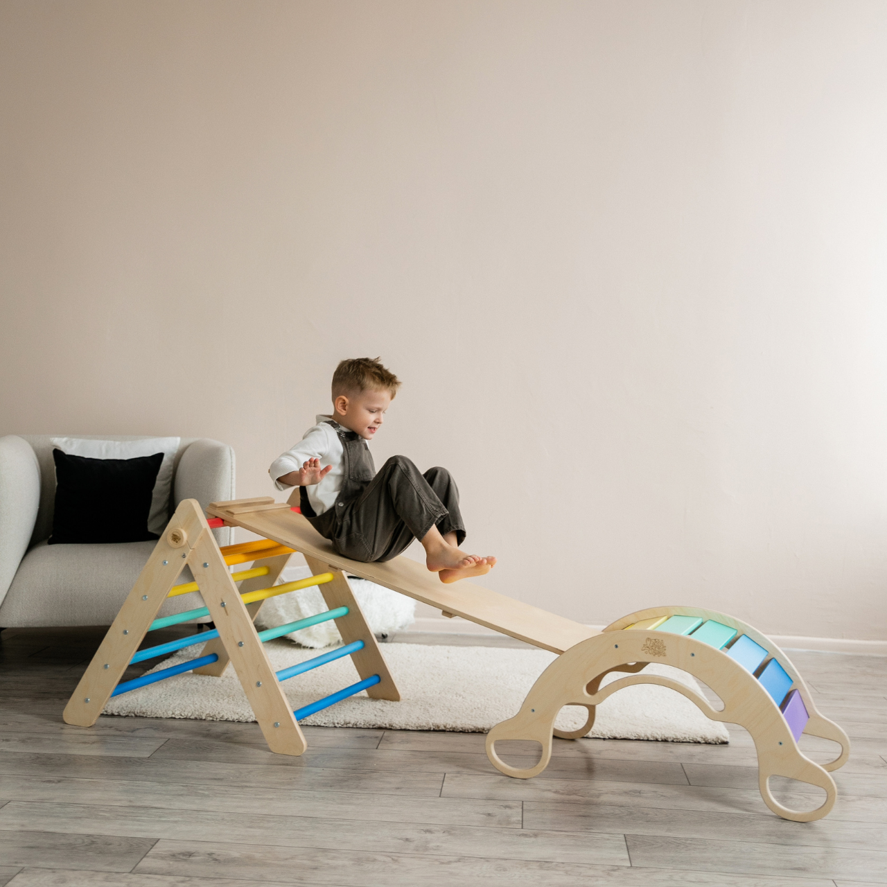 BusyKids Pikler set – driehoek, plank & balanswip – regenboog – productbeeld 4