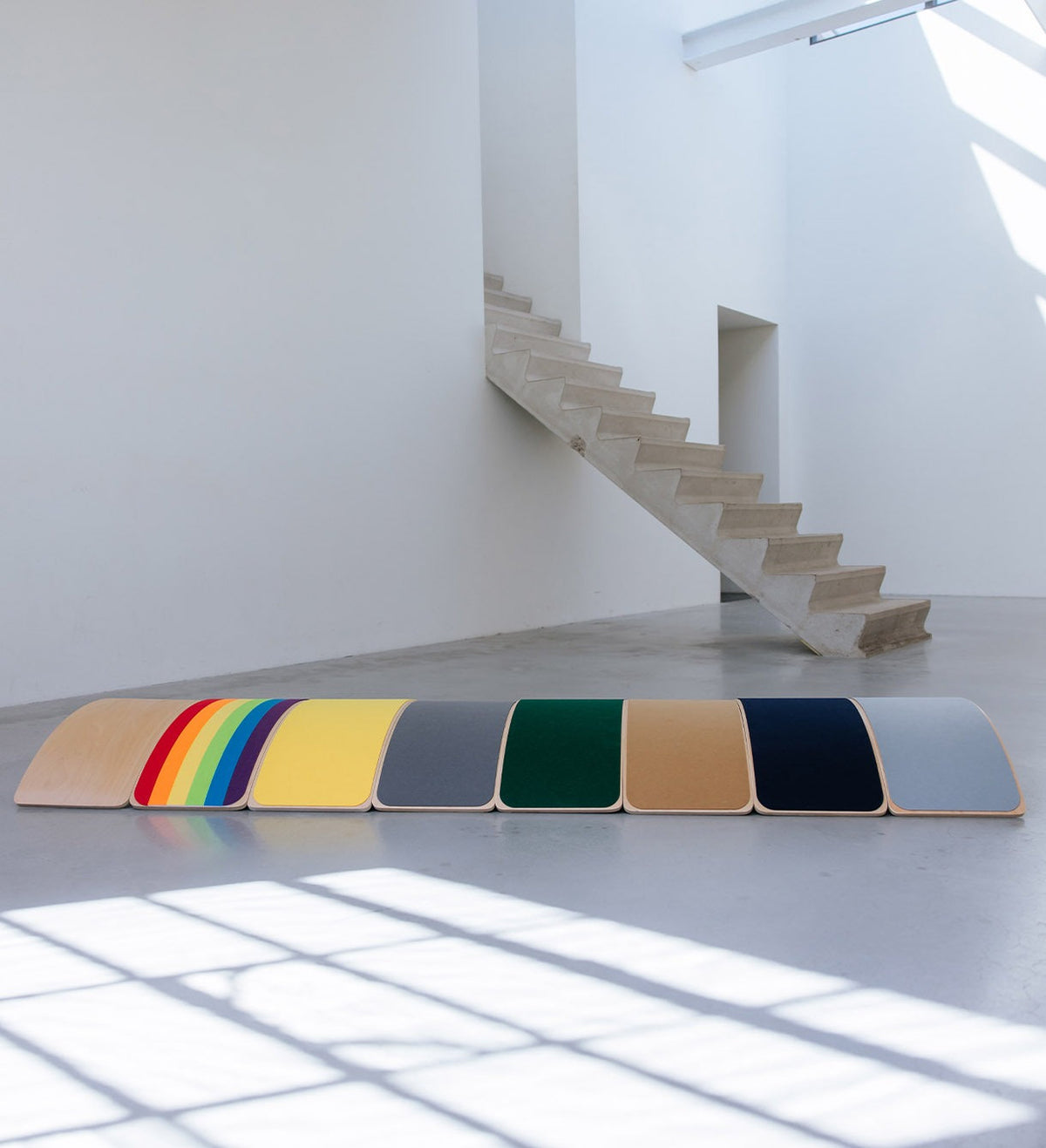 houten balance board met rood vilt