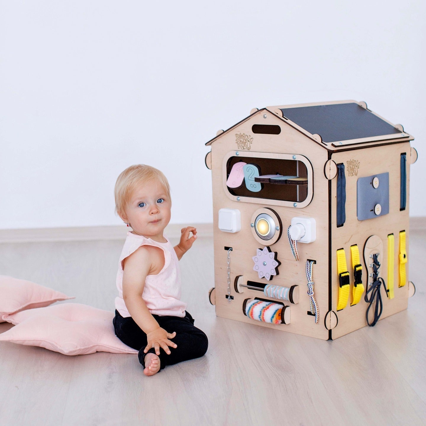 BusyKids set – Busy Board speelhuisje naturel/pastel met creatieve kubus