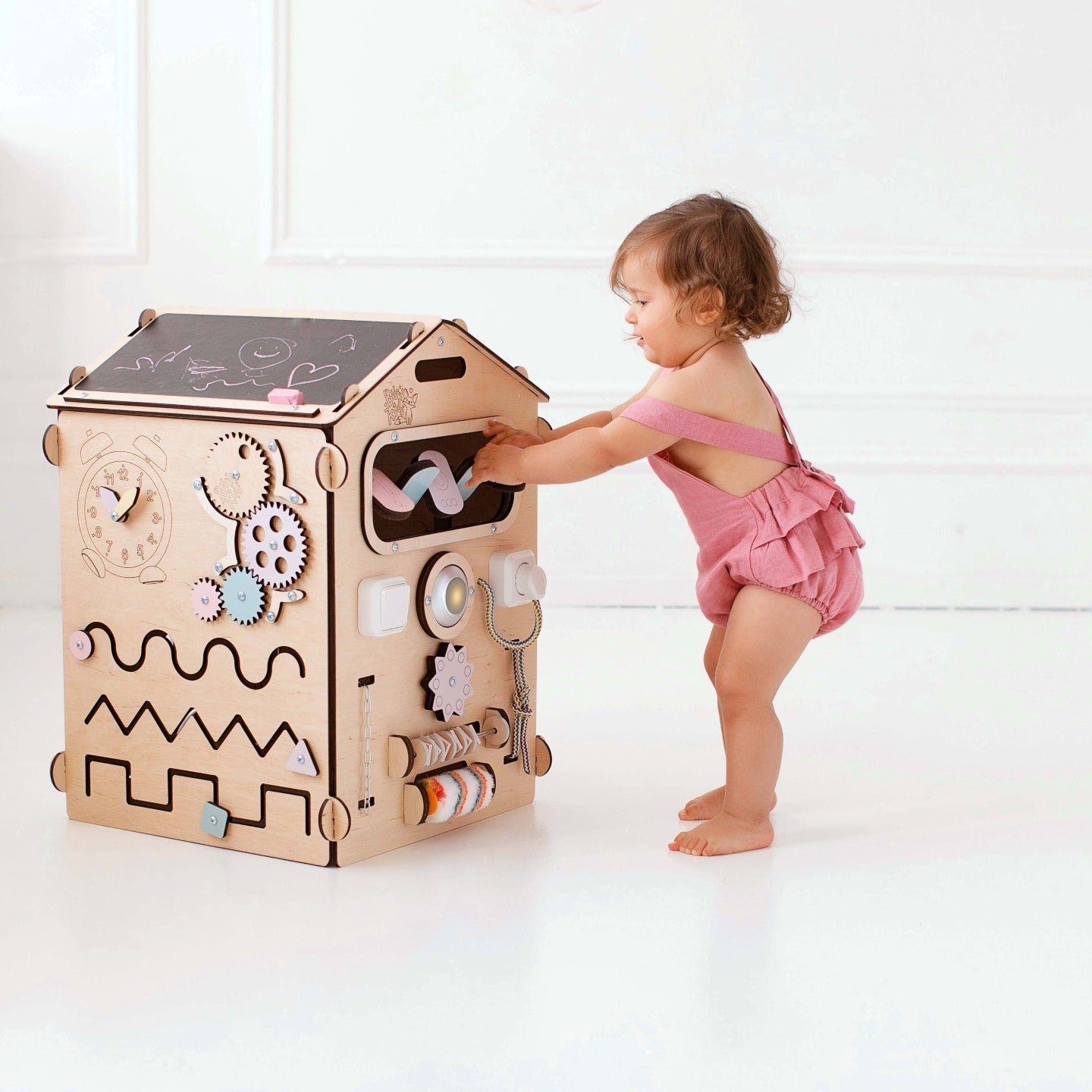 BusyKids set – Busy Board speelhuisje naturel/pastel met creatieve kubus