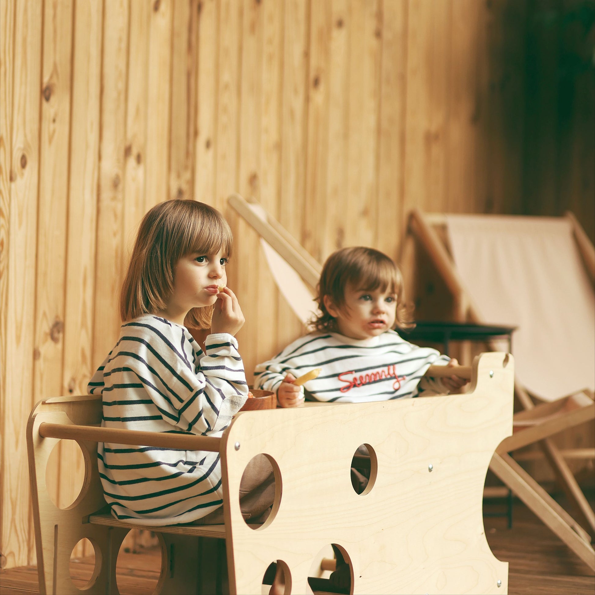 2 kinderen spelen met de leertoren activity desk