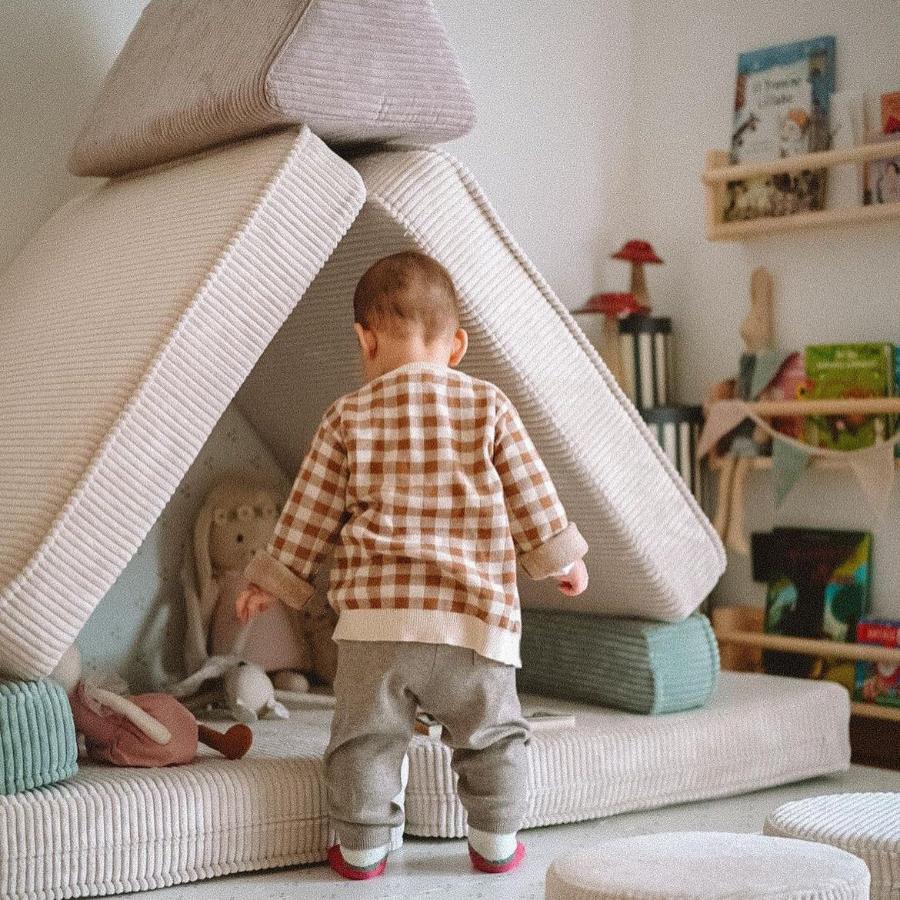 Kindje speelt met Shappy speelbank