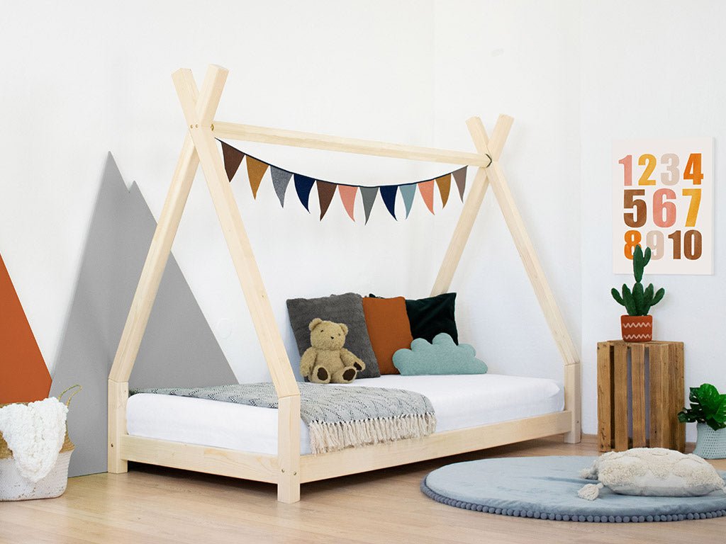 Tipi-Bett NAKANA aus Holz in Natur im Kinderzimmer