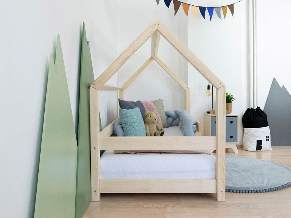 houten huisbed met bedrand