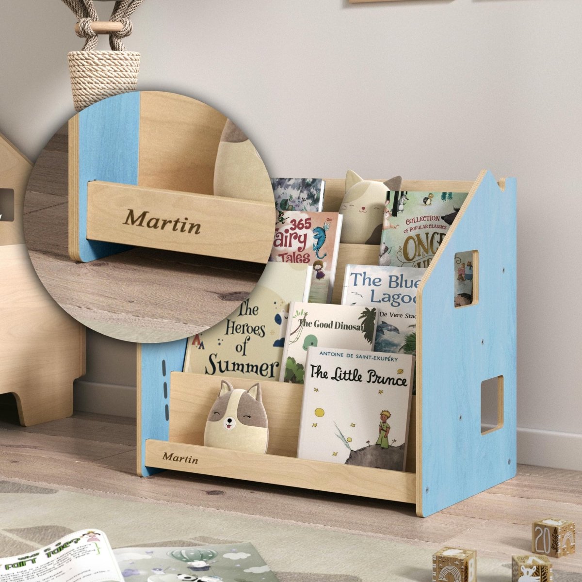 Kind am BusyKids Montessori-Bücherregal – Zartblau/Rosa im Kinderzimmer