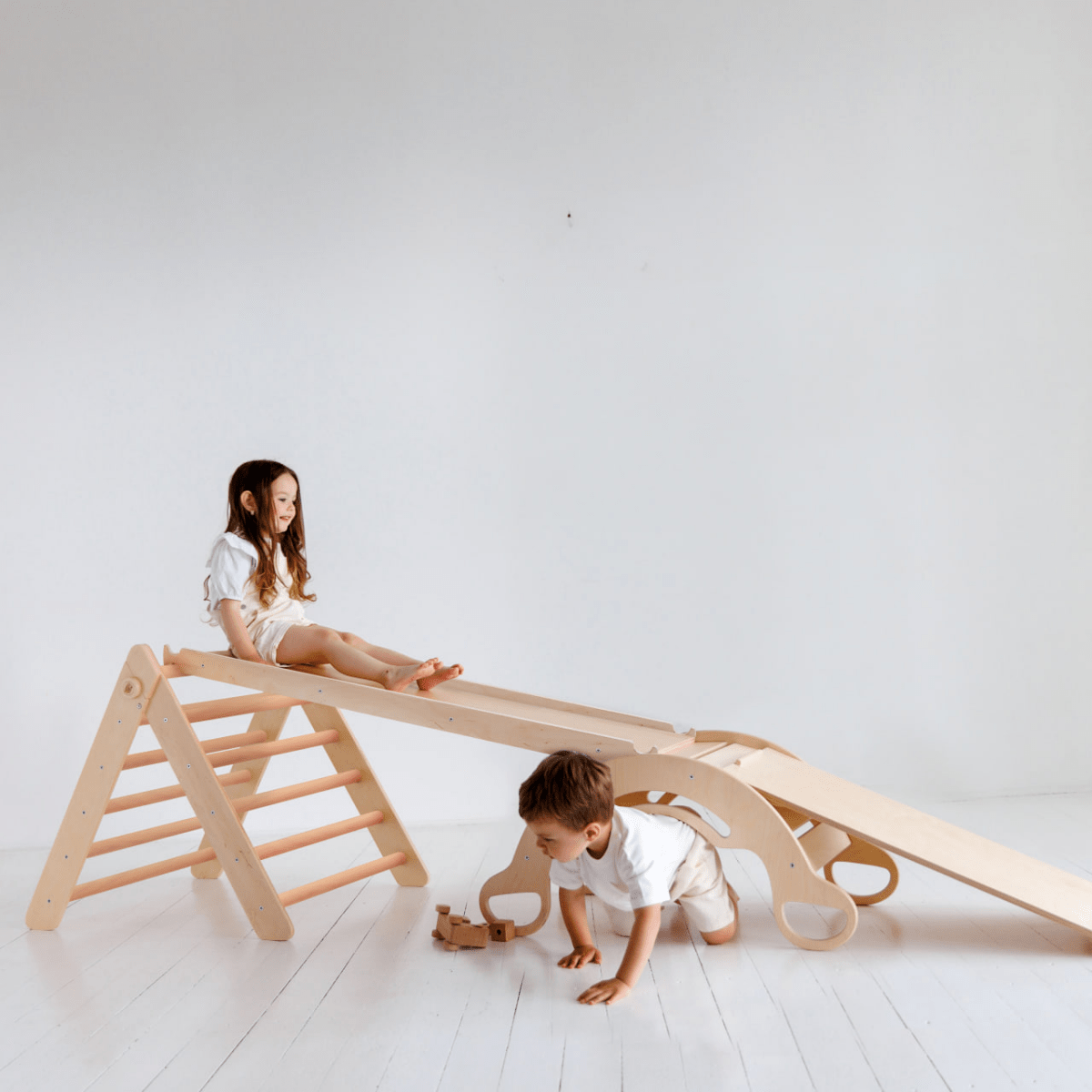 BusyKids Pikler groot set – driehoek, 2 planken & balanswip – regenboog – productbeeld 32