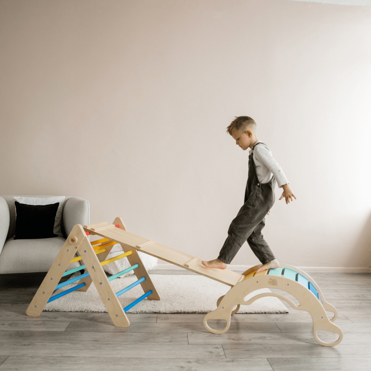 BusyKids Pikler set – driehoek, plank & balanswip – regenboog – productbeeld 3
