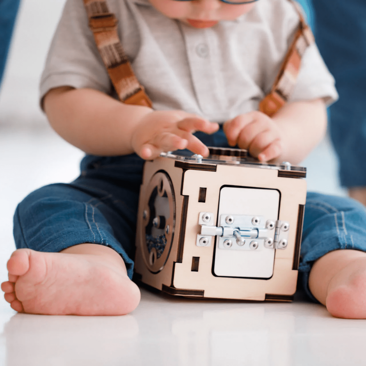 BusyKids set – Busy Board speelhuisje naturel met creatieve kubus-Speelhuisje set
