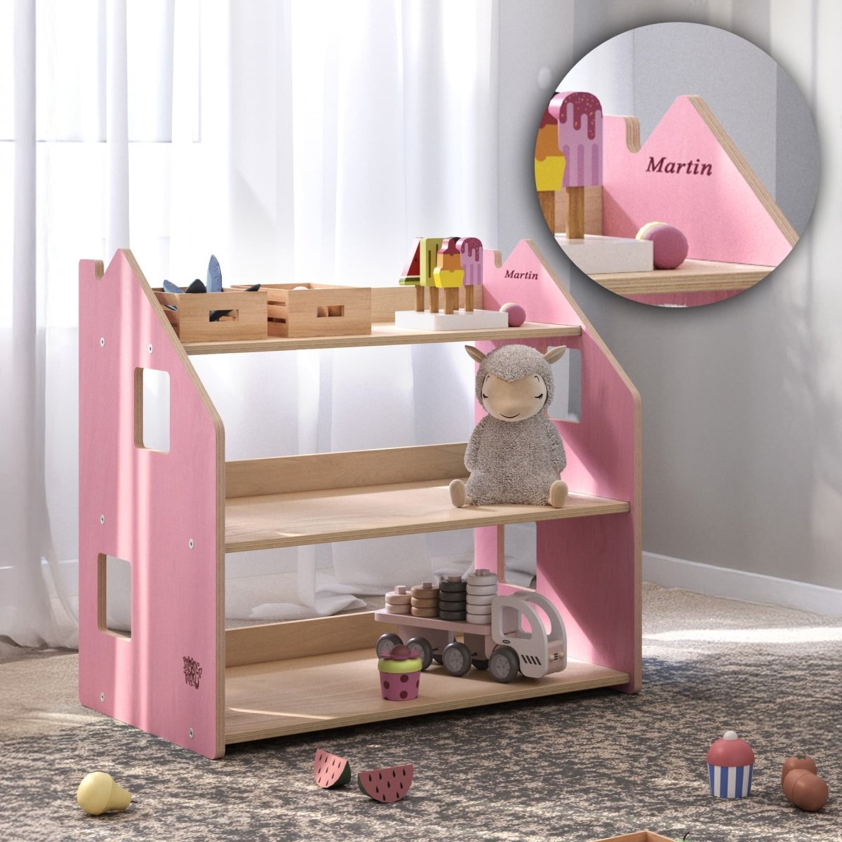 Kind am BusyKids Spielzeugregal – Zartblau/Rosa im Kinderzimmer