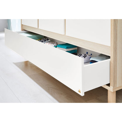 Das Kinderzimmer ist großzügig geschnitten und in drei Teile unterteilt.