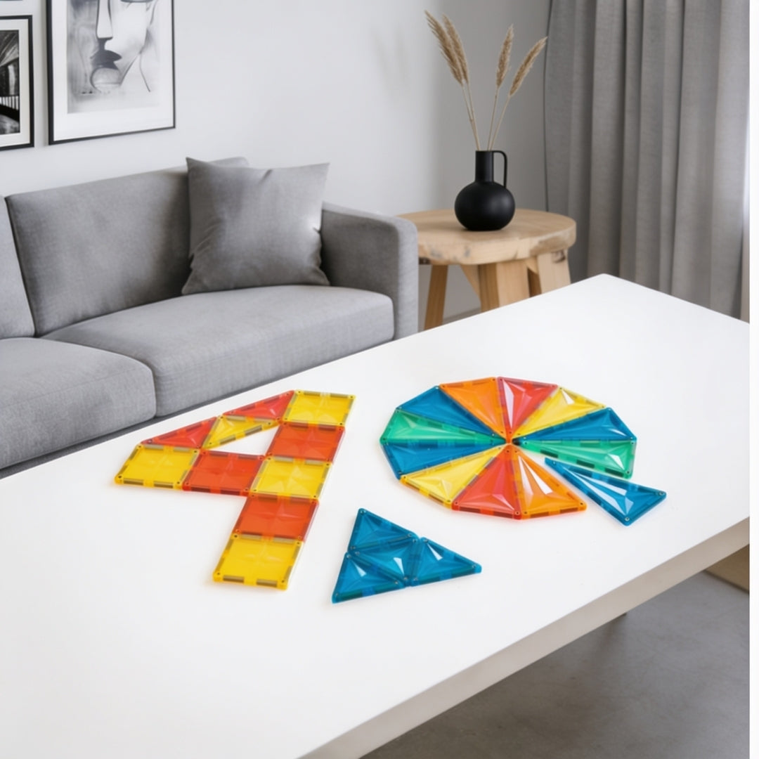 Kind speelt met Coblo Classic 100 magnetische tegels