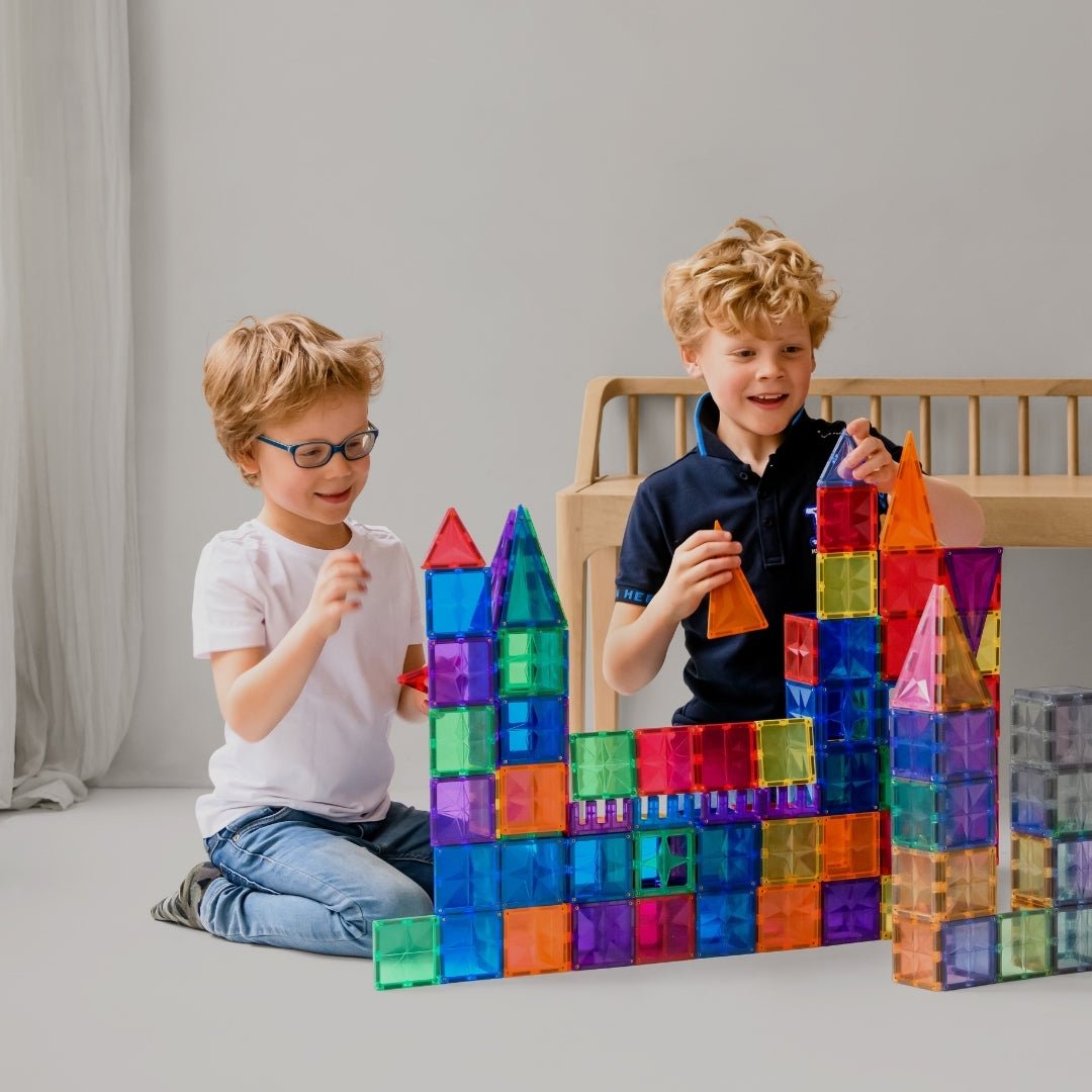 Coblo Classic 100 Magnetfliesen, zu einer bunten Konstruktion gebaut