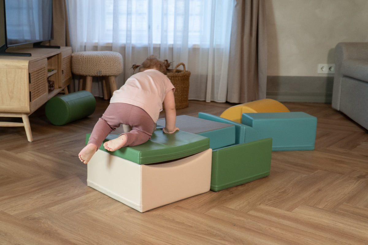 Kind klimt op de IGLU Adventurer SET_33_09 soft play foamblokken in pastel turquoise